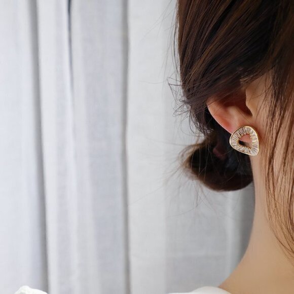 14k Gold Baguette Diamond Circle Earrings - Picture 5 of 7